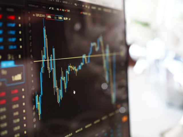 a computer monitor that displays a line chart with peaks and valleys and a median line